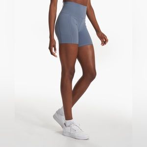 Vuori Studio Pocket Short - Light Azure (M)
